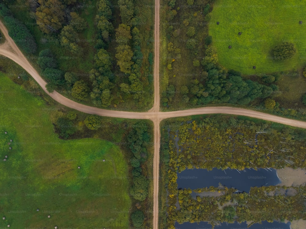 une vue aérienne d’une route au milieu d’un champ