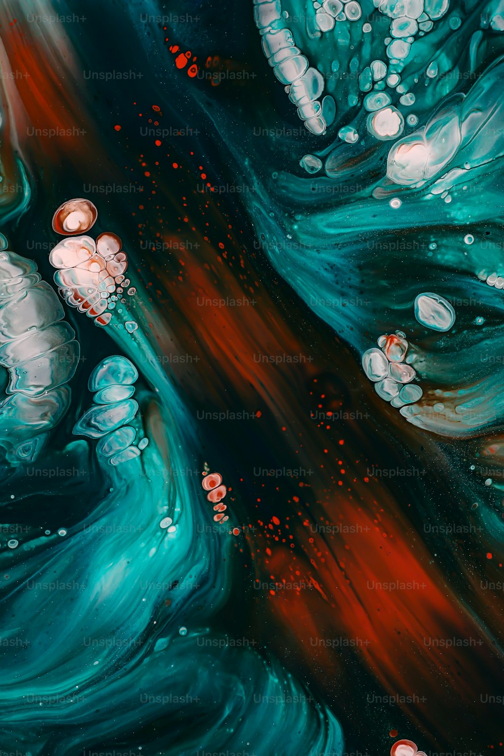 Ein abstraktes Gemälde mit roten und blauen Farben