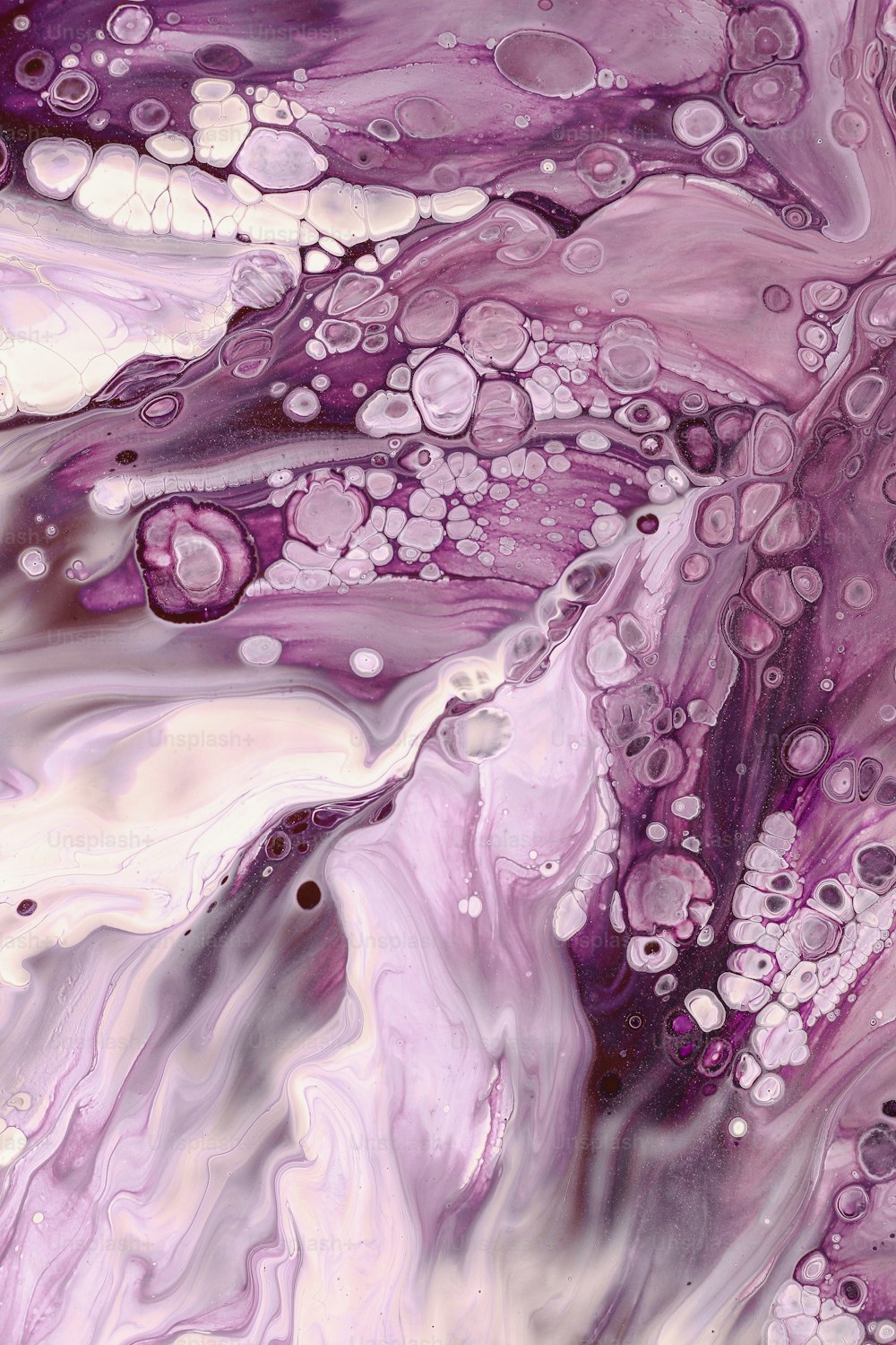 Ein abstraktes Gemälde mit lila und weißen Farben