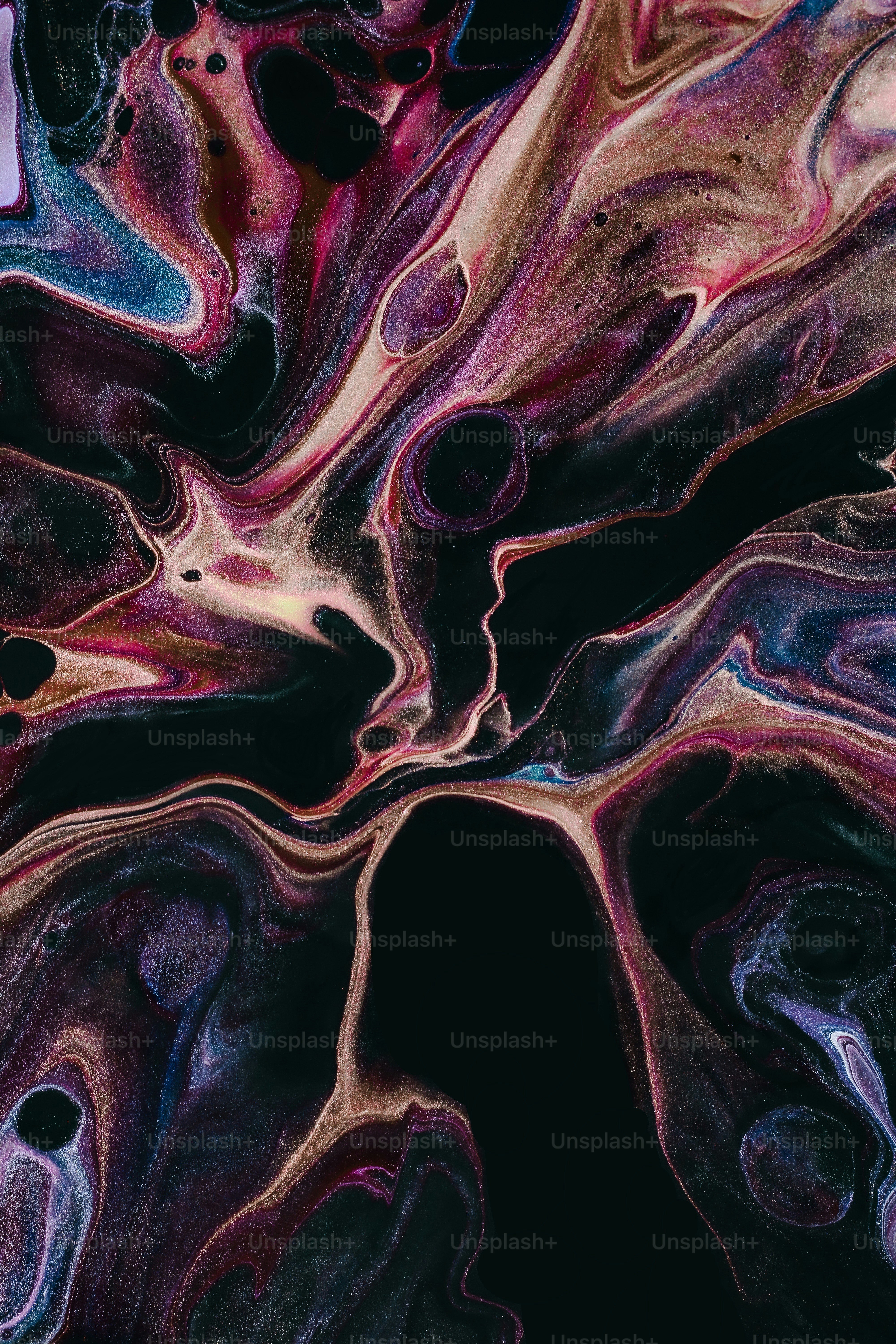 Un primer plano de un fondo negro y púrpura