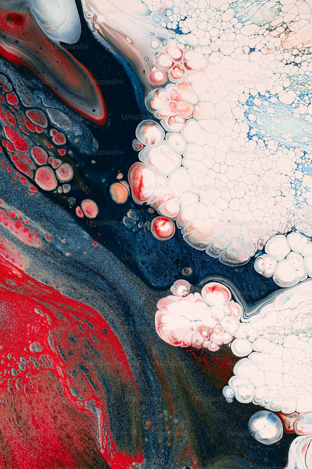 Una pintura abstracta de rojo, blanco y azul