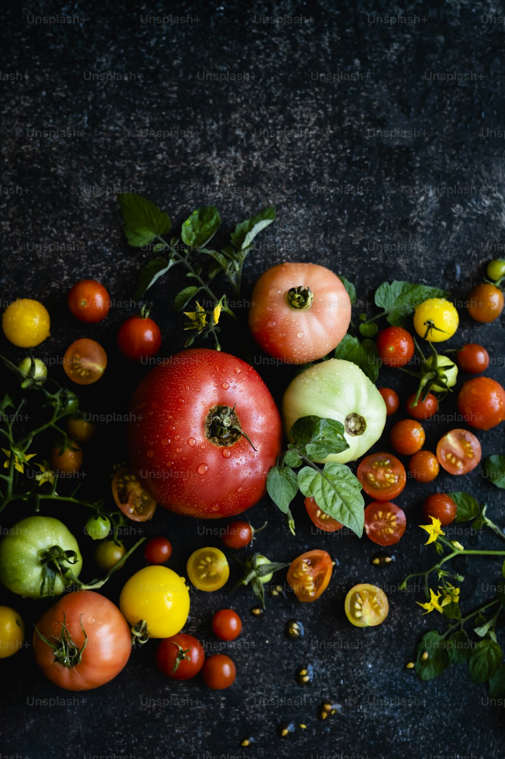 un bouquet de différents types de tomates sur une table