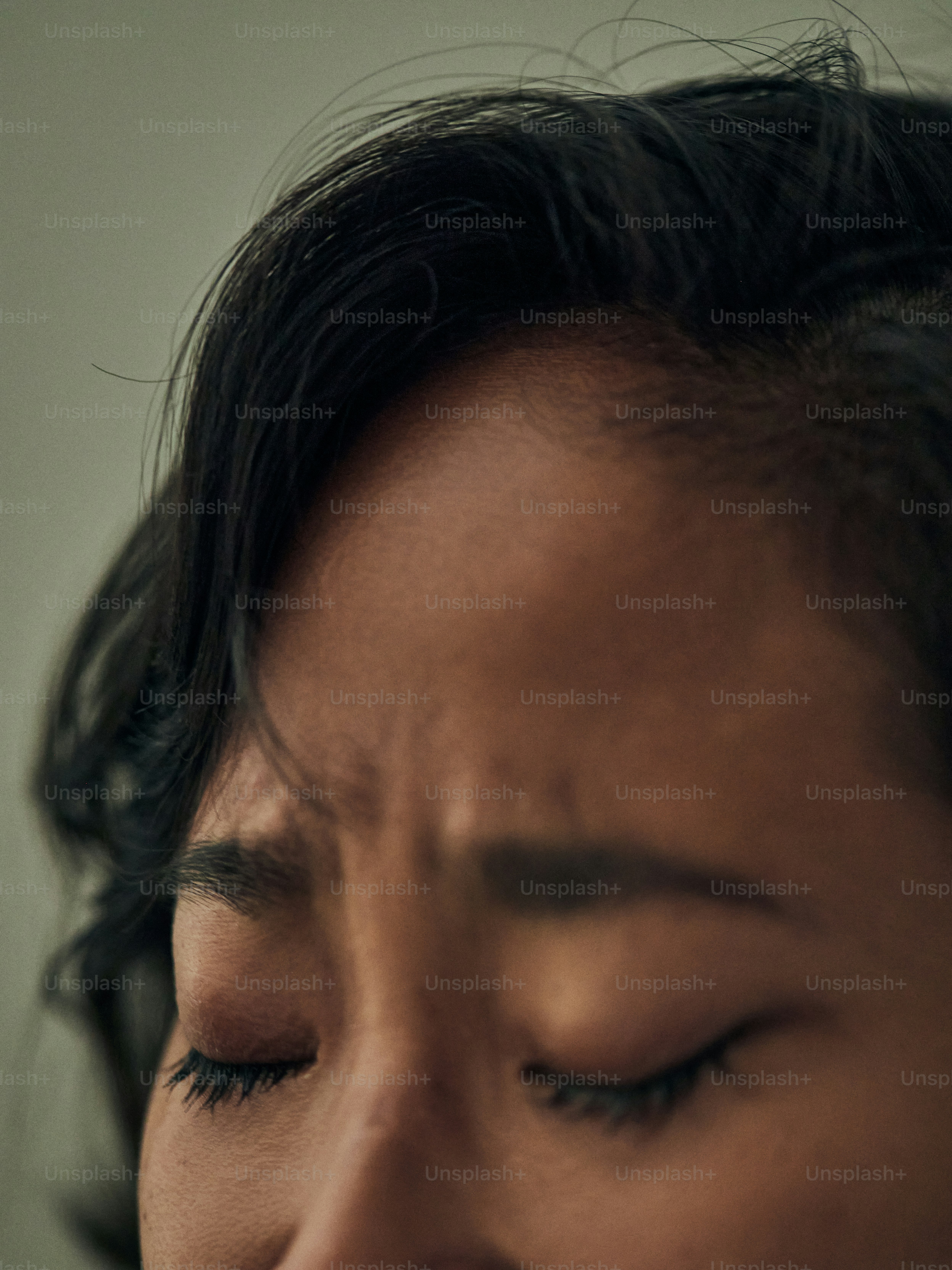 Eine Nahaufnahme einer Person mit einem Handy