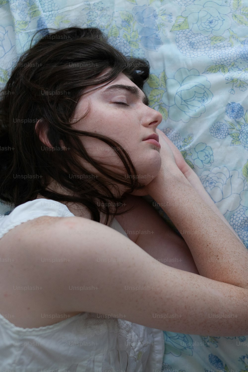 Una mujer acostada en la cama con los ojos cerrados