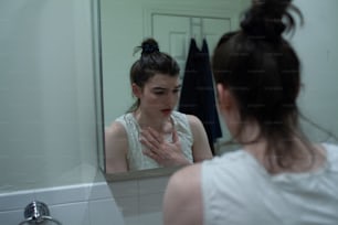 鏡で自分の顔を見ている女性