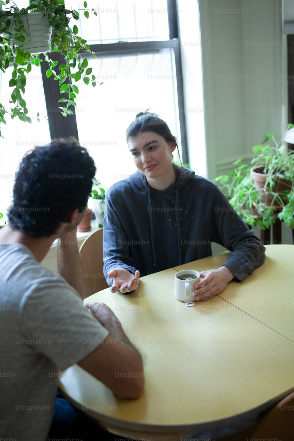 Un hombre y una mujer sentados en una mesa