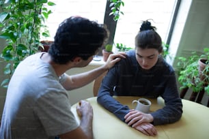 un homme et une femme assis à une table