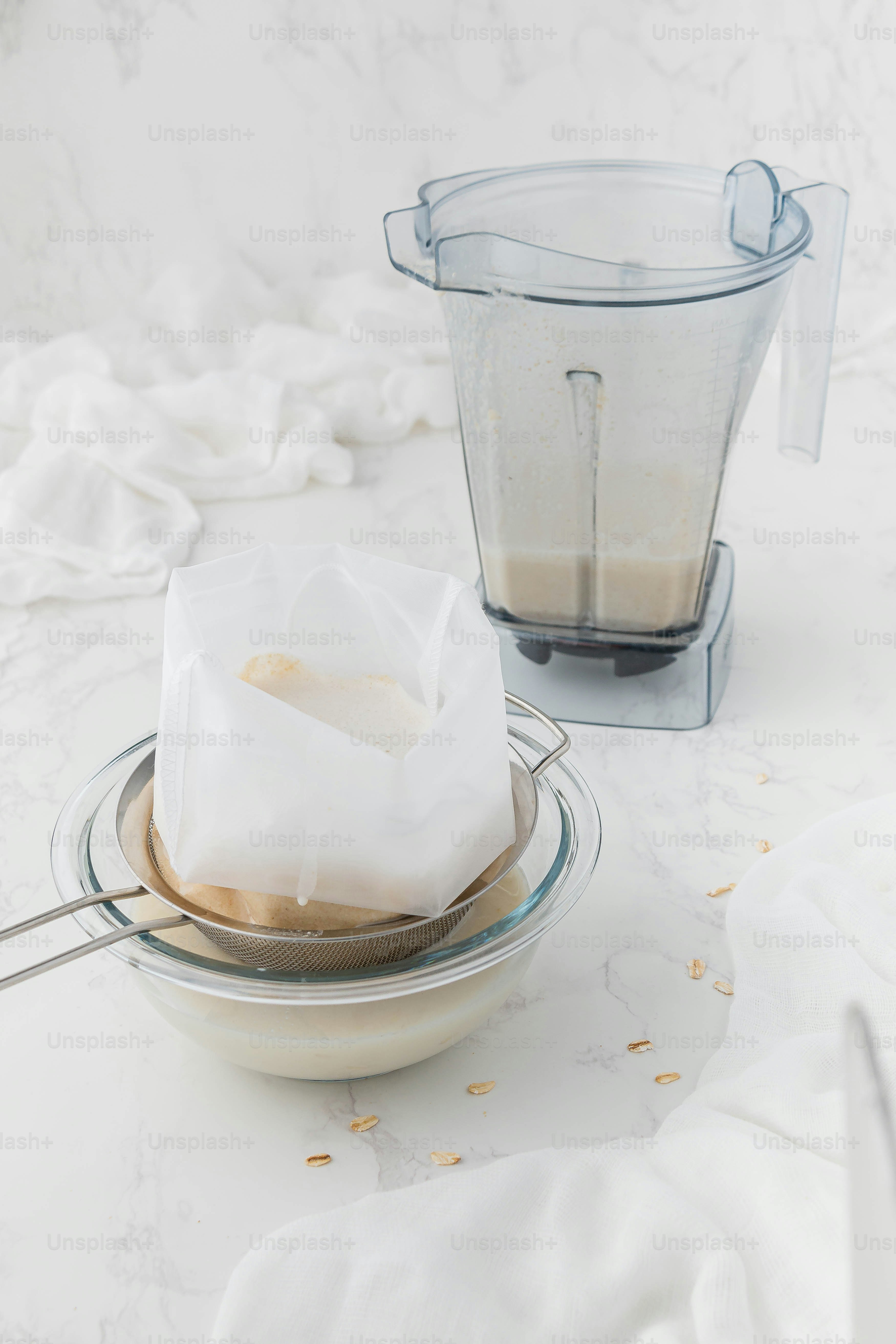 믹서기와 테이블 위의 음식 한 그릇