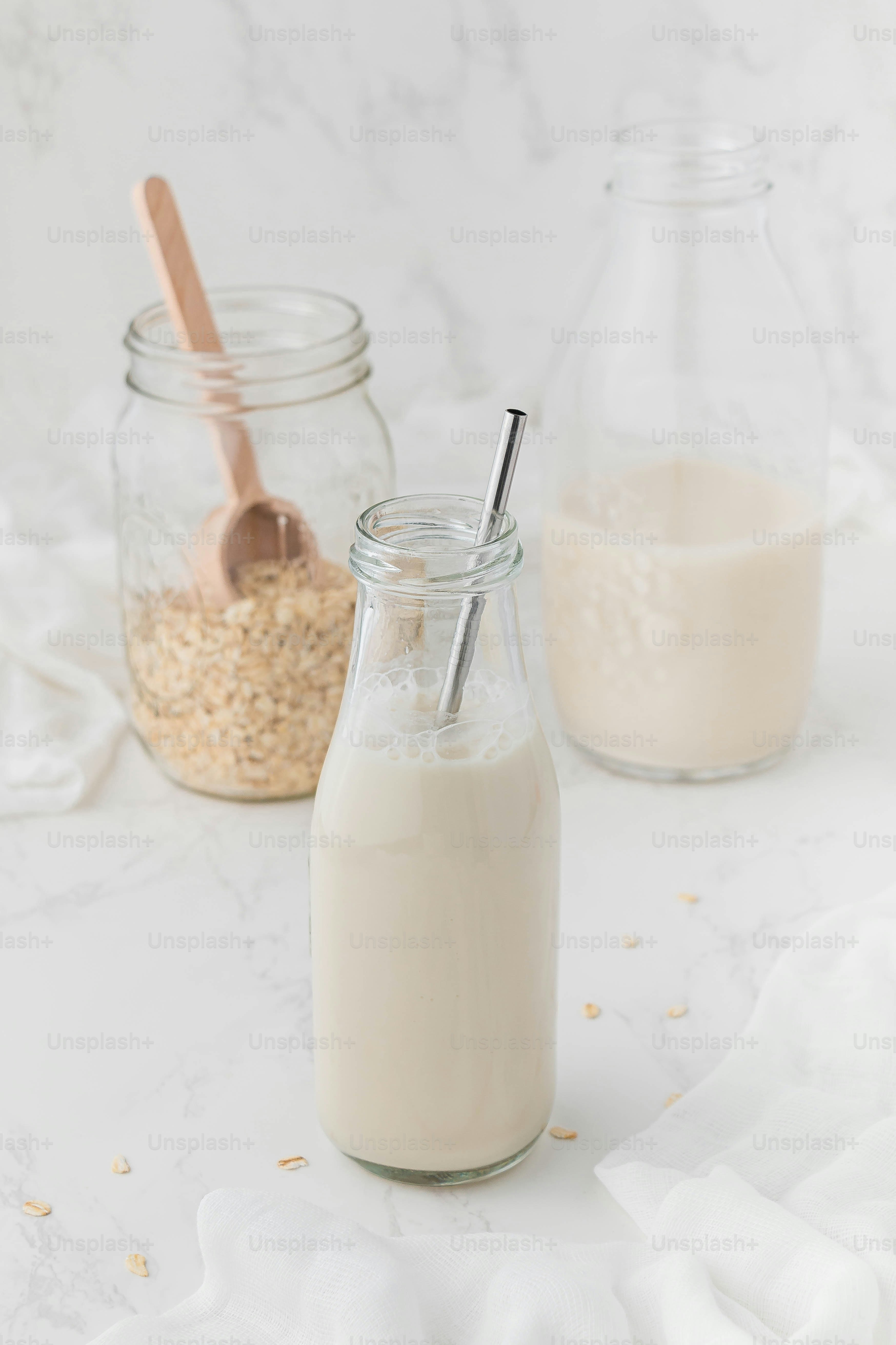 una botella de leche y un frasco de avena