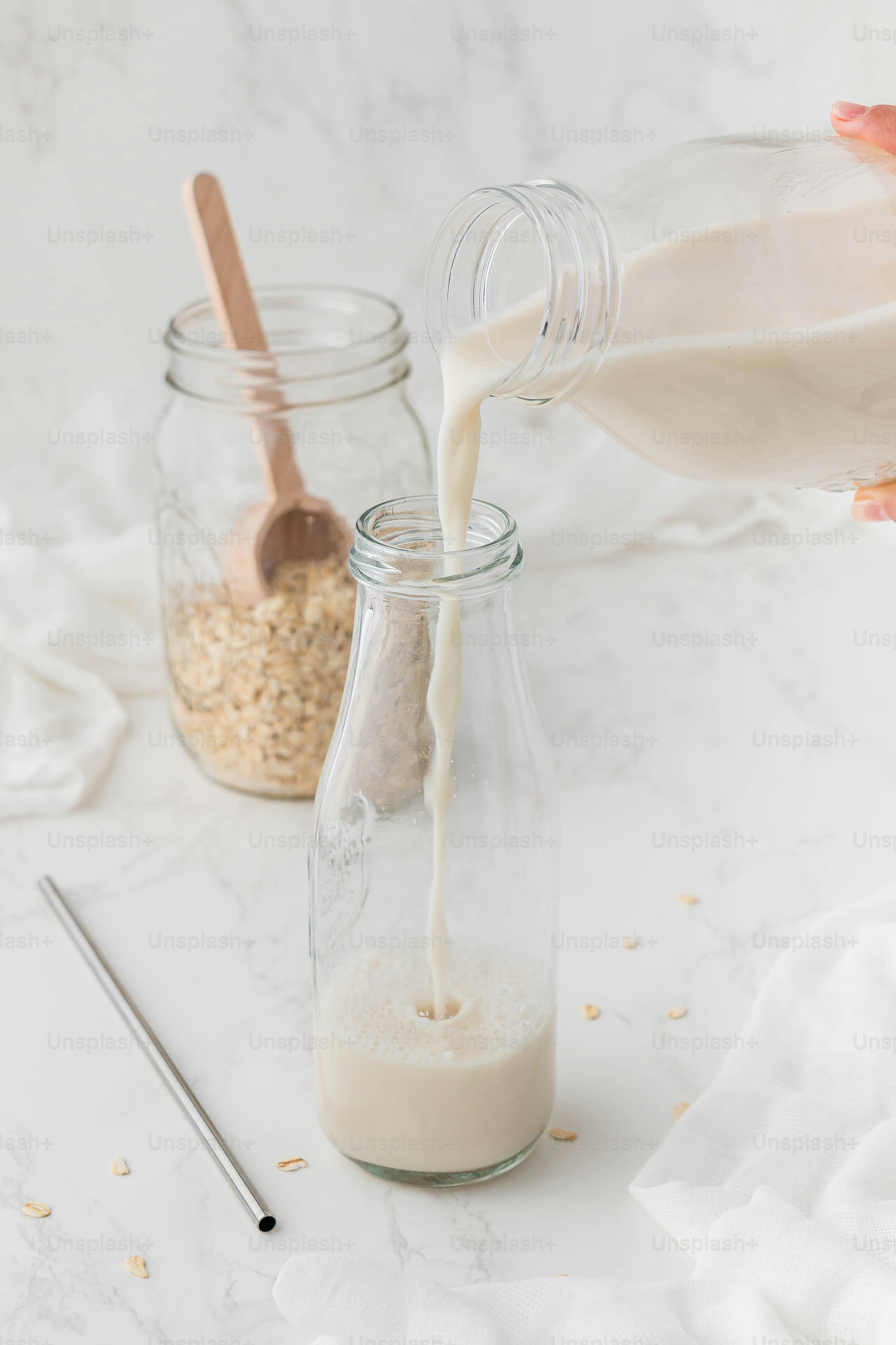 eine Person, die Milch in ein Glas gießt