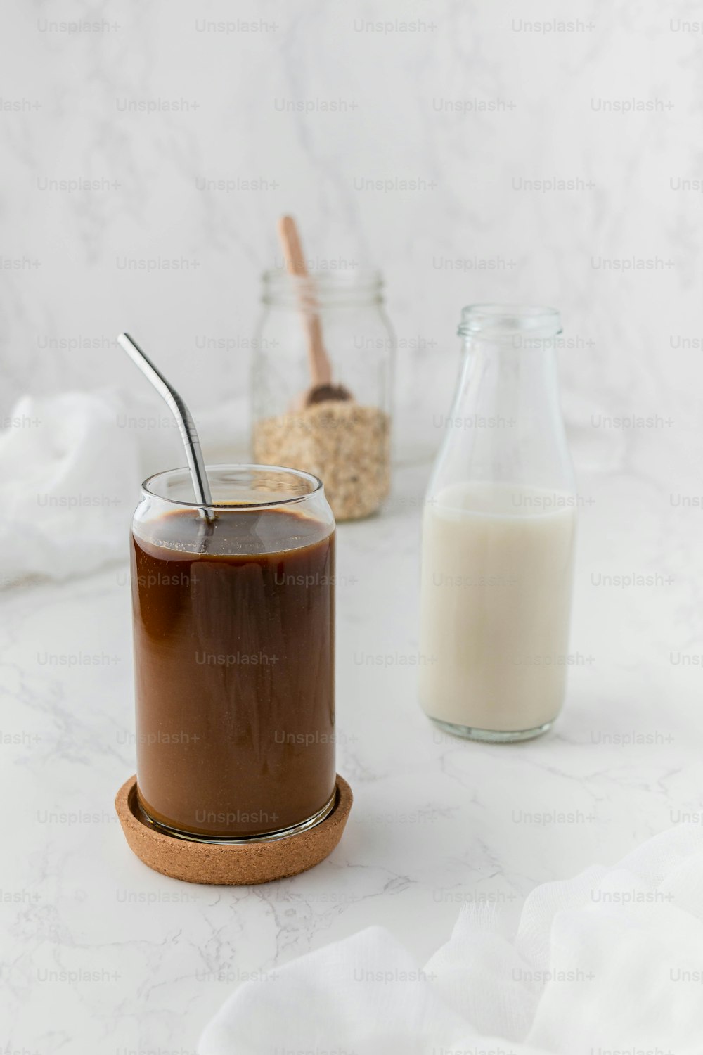 ミルクのグラスの横にあるチョコレートプディングの瓶