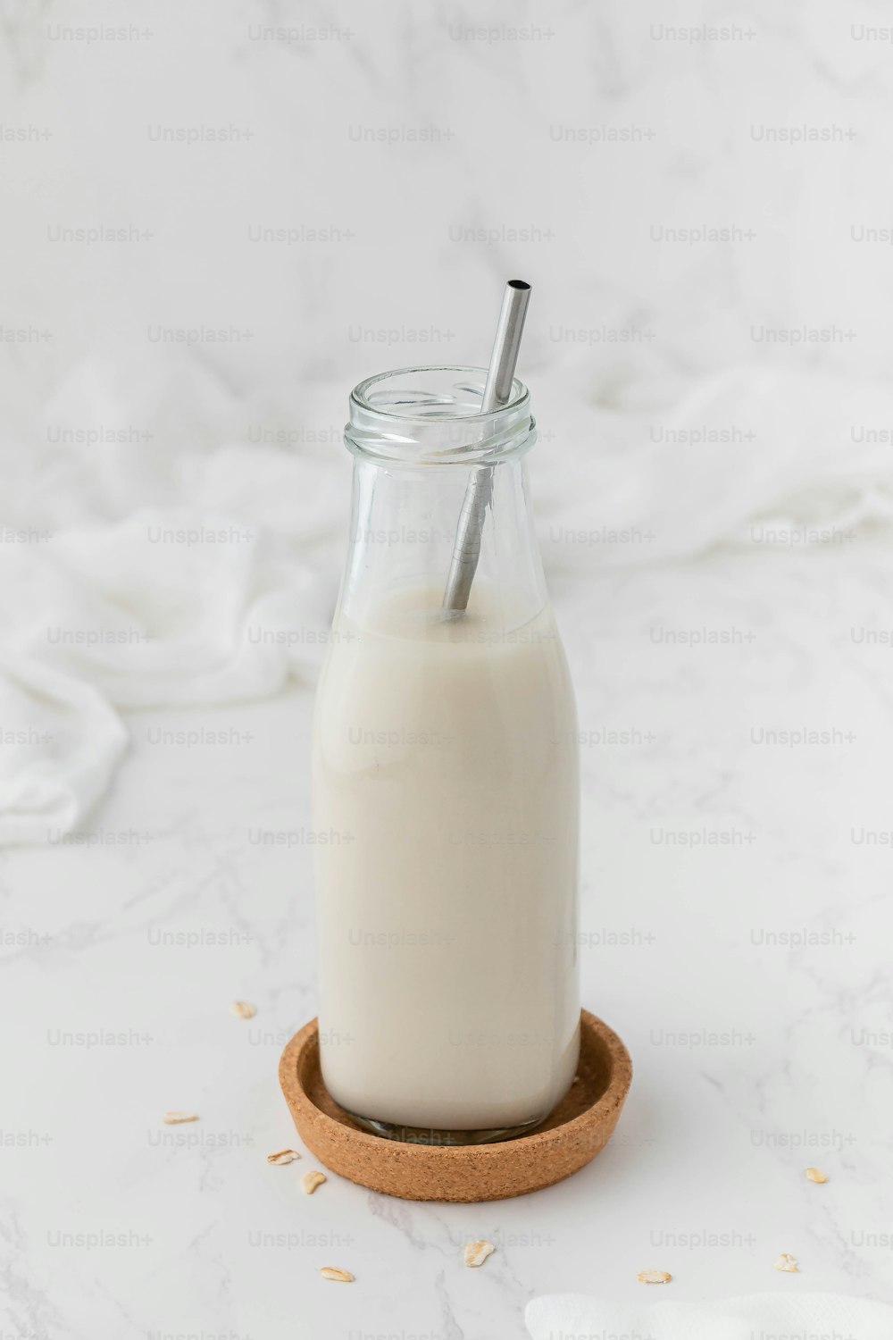 eine Flasche Milch mit einem Strohhalm darin