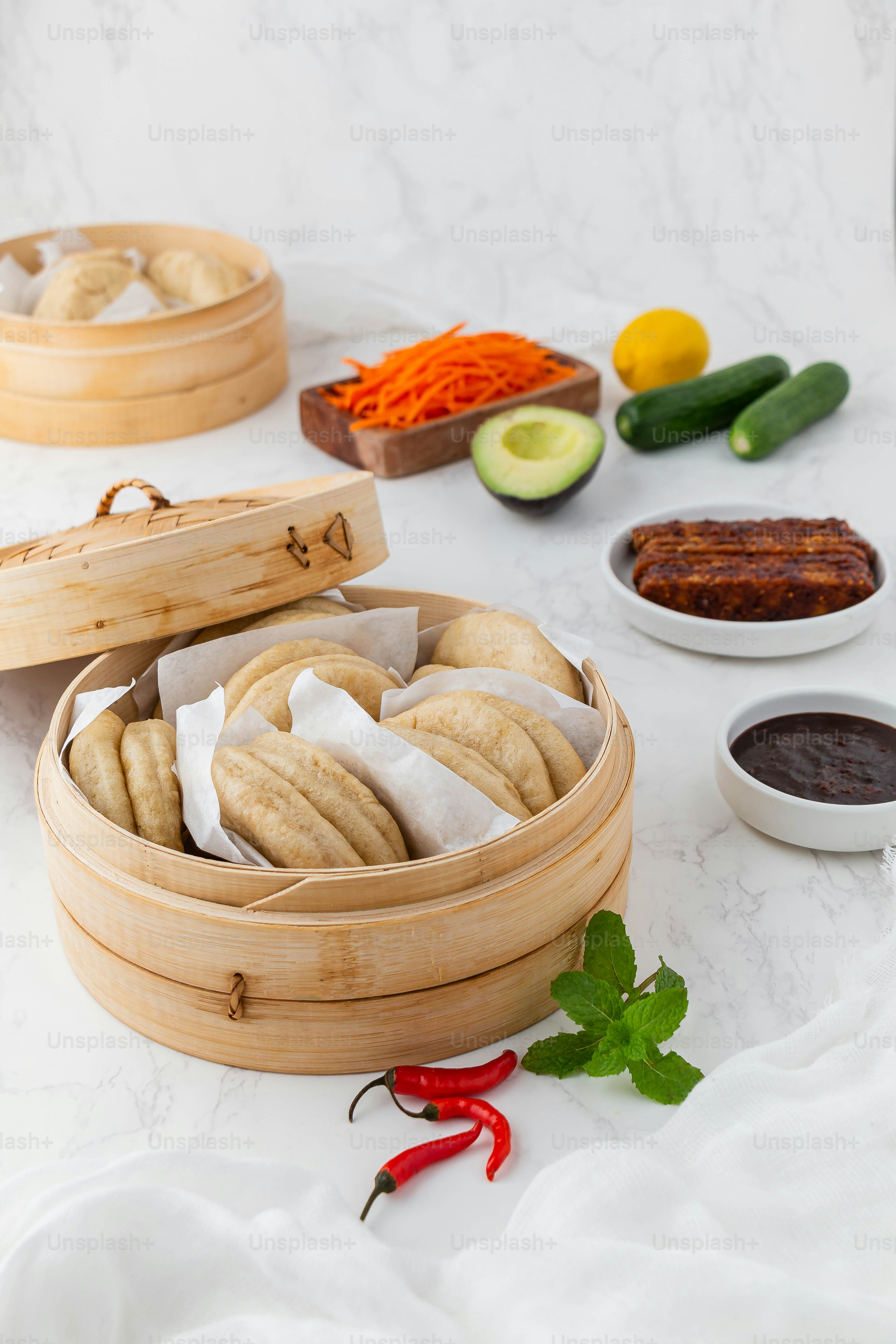 음식으로 가득 찬 나무 용기가 얹힌 테이블