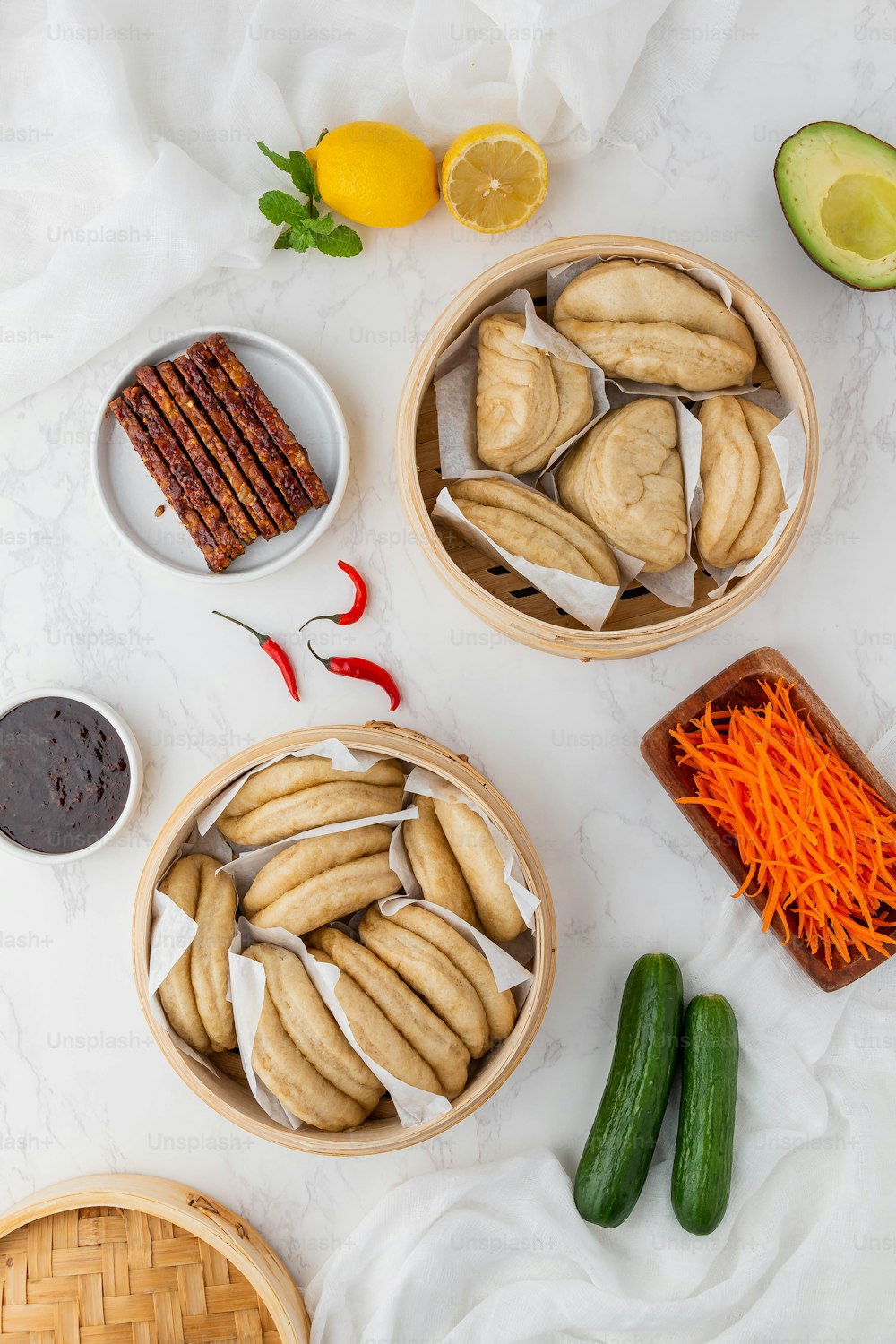 uma mesa coberta com tigelas cheias de comida