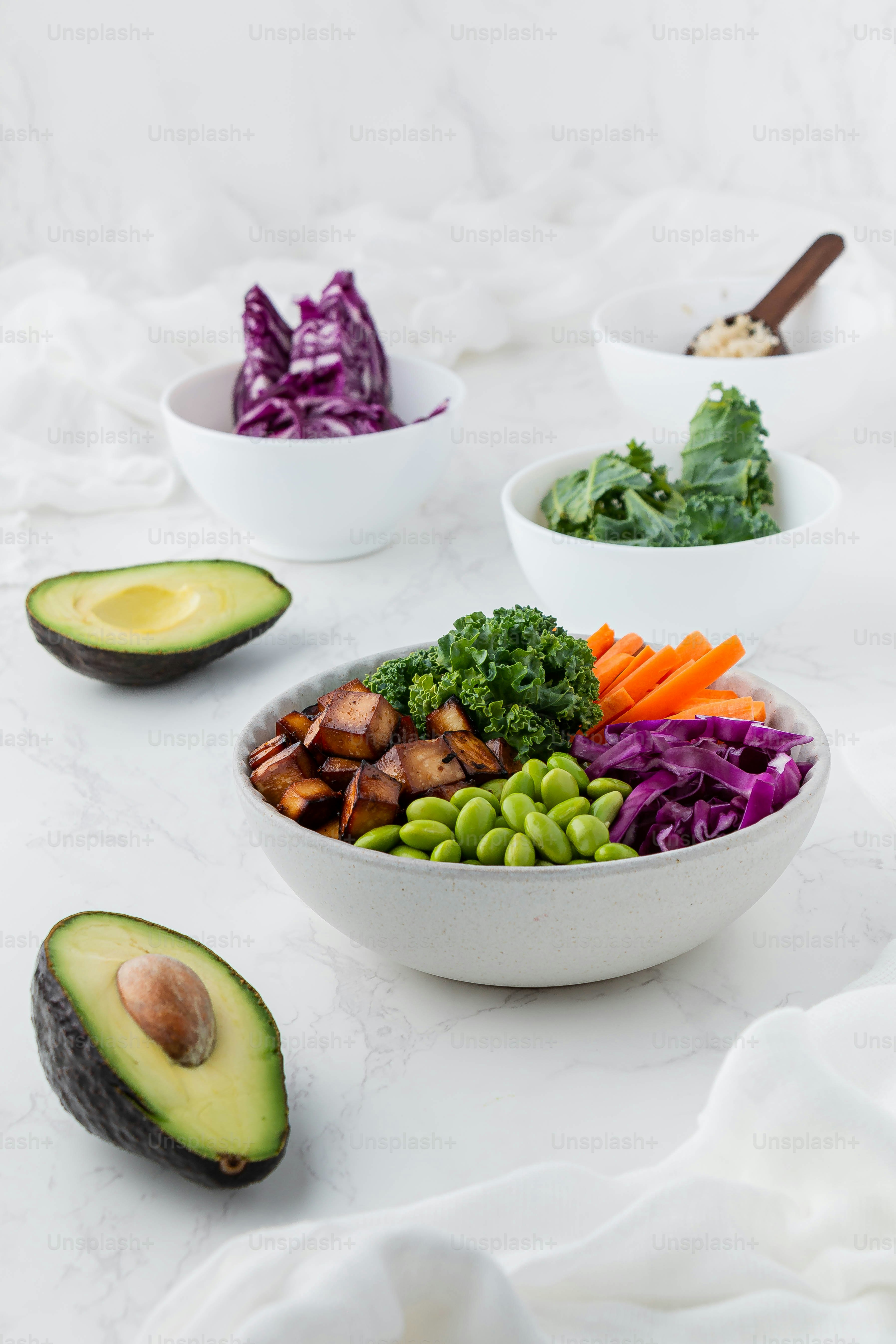 ein weißer Tisch mit Schüsseln, die mit Gemüse gefüllt sind