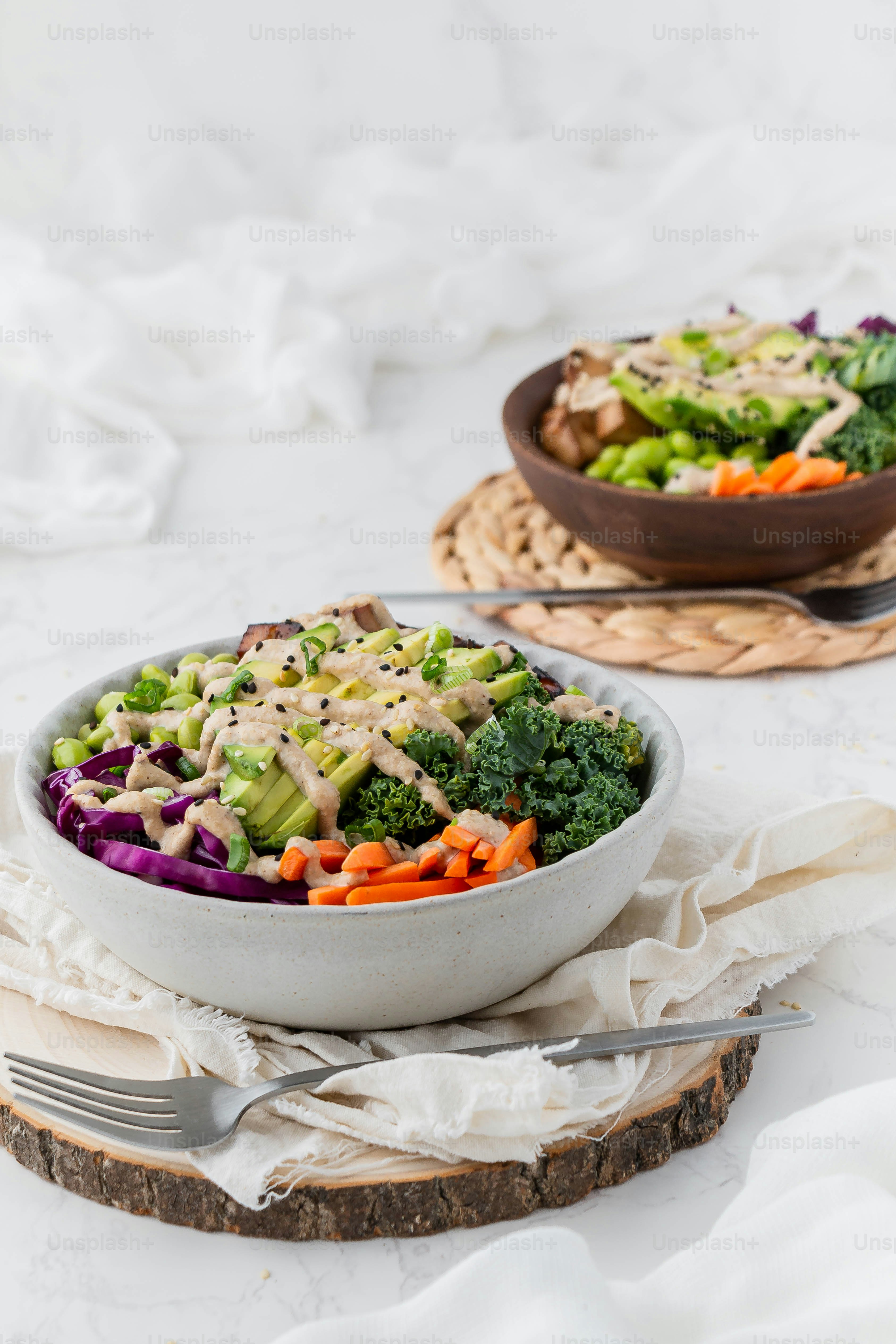 un bol de brocoli, de carottes et d’autres légumes