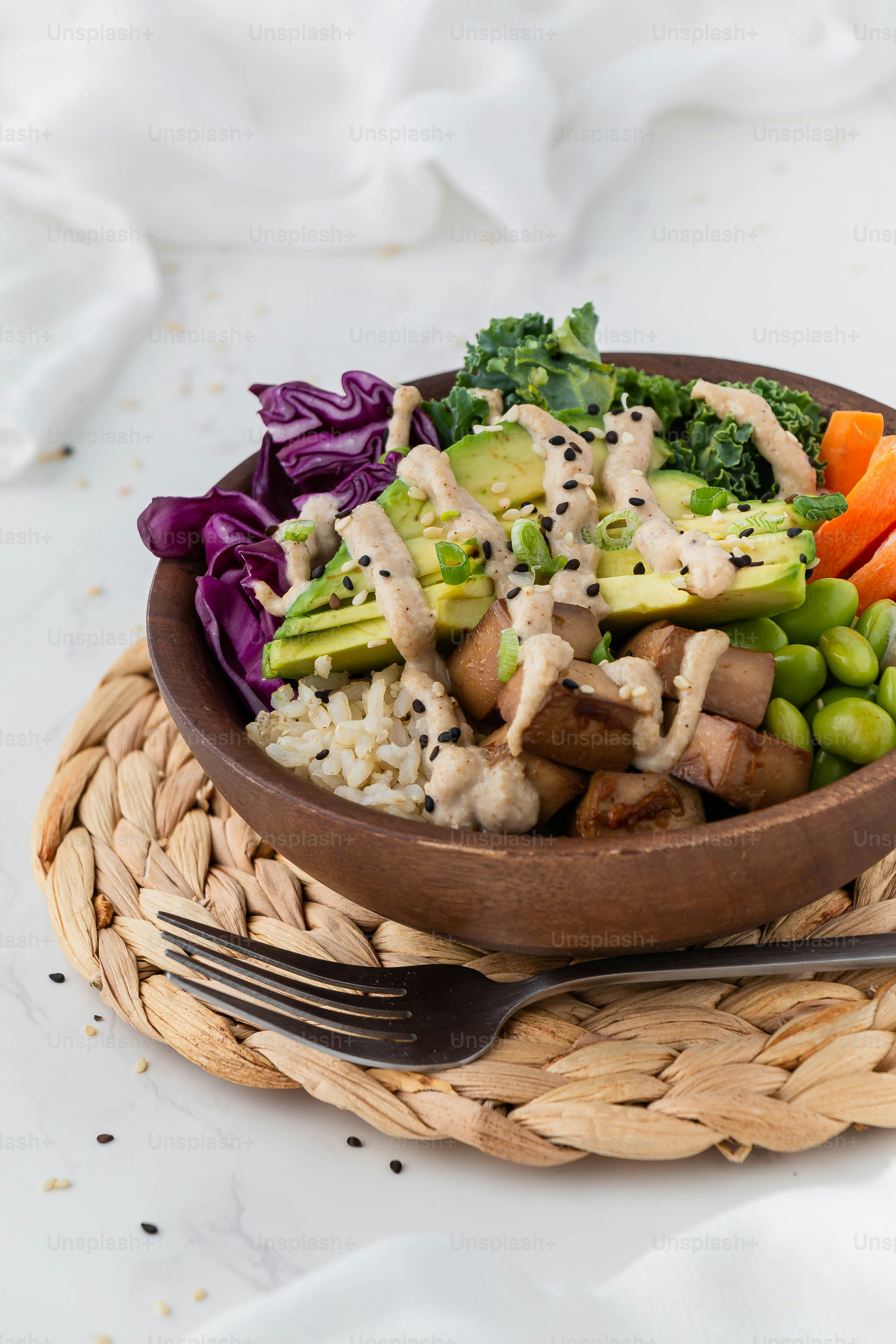 eine hölzerne Schüssel gefüllt mit Gemüse und Reis