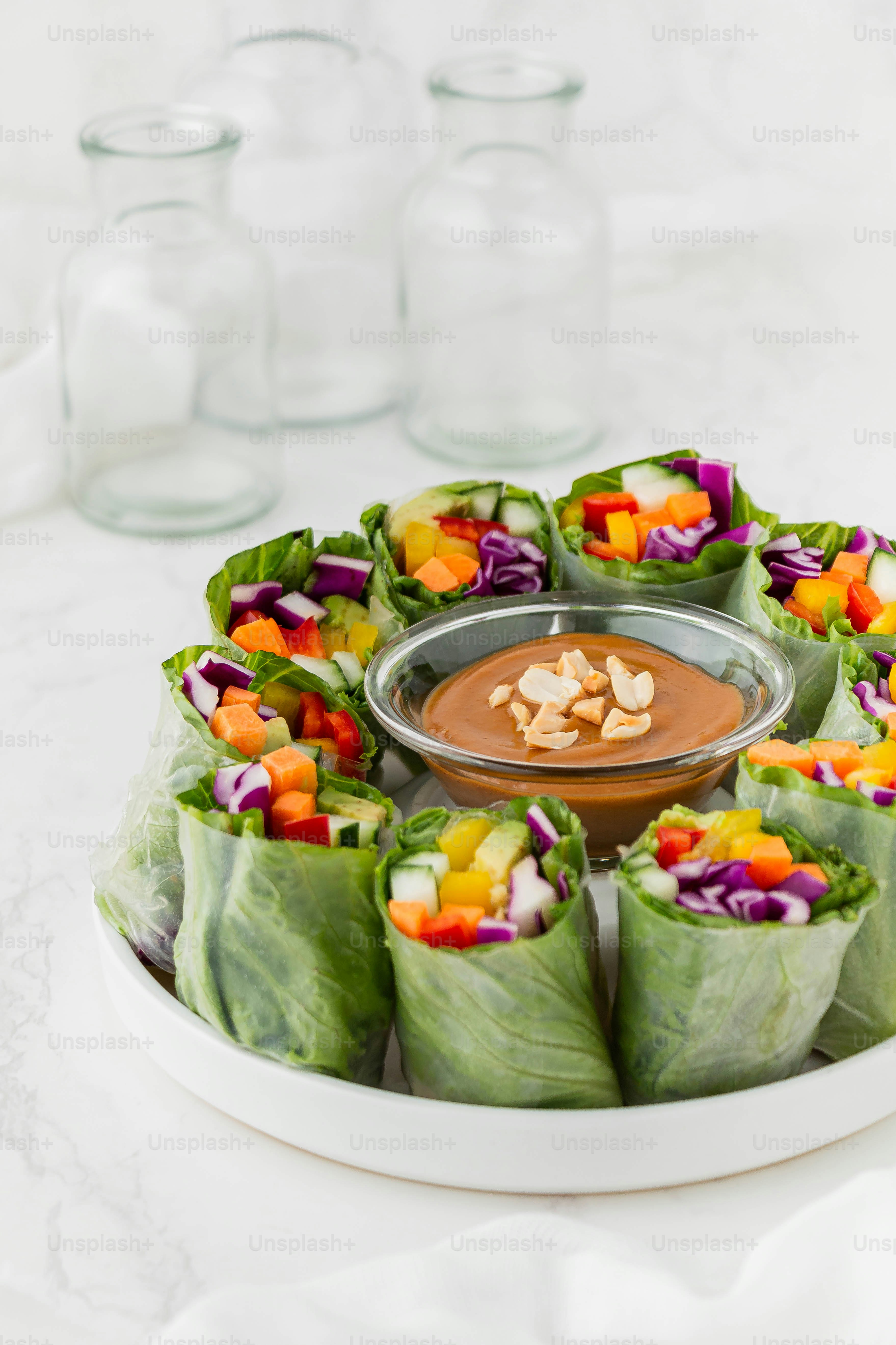 ein Teller mit Essen und einer Dip-Sauce darauf