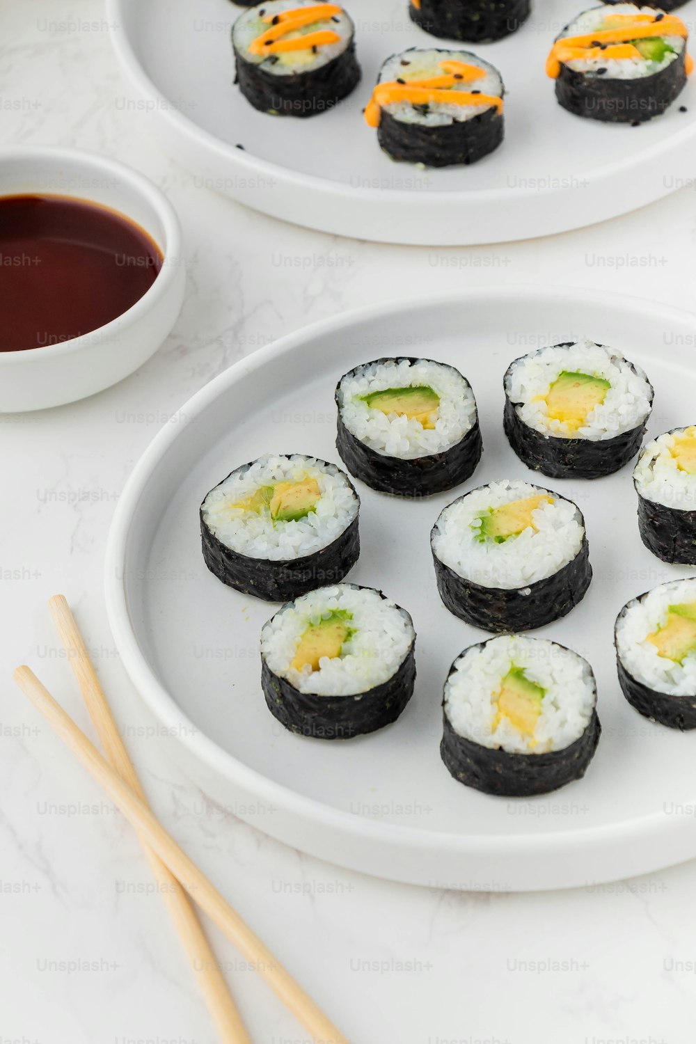 Un plato de sushi con palillos al lado