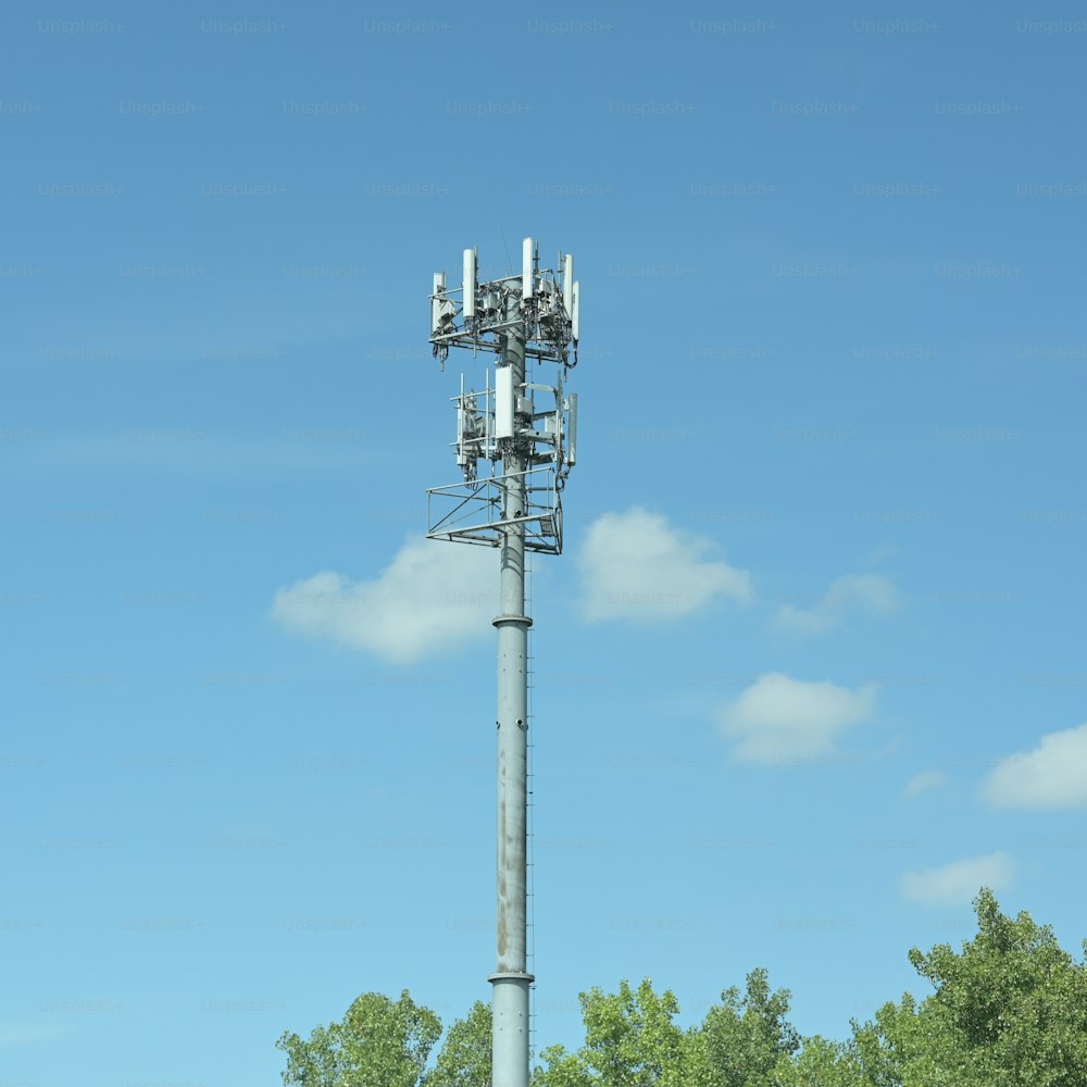 um poste de metal alto com um monte de celulares em cima dele