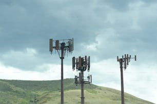 Un mucchio di telefoni cellulari seduti sulla cima di una collina