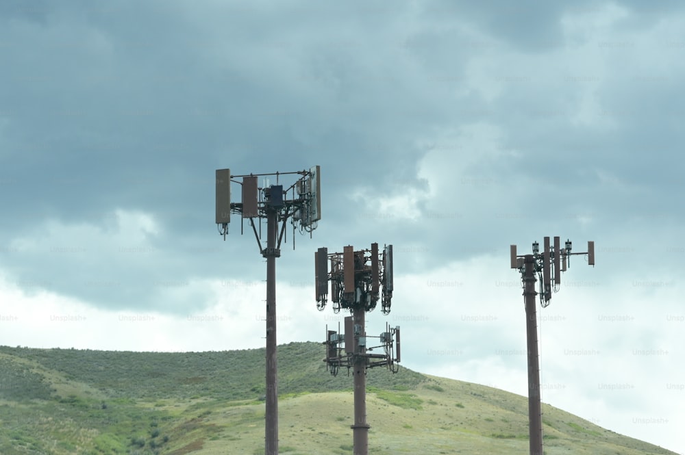 Un montón de teléfonos celulares sentados en la cima de una colina