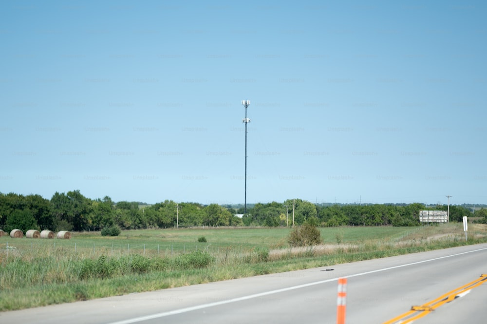 草原と街灯柱が遠くにある道路