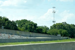 Una vista de una torre de telefonía celular desde el costado de una carretera