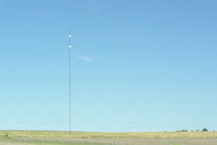Una torre di telefonia cellulare nel mezzo di un campo