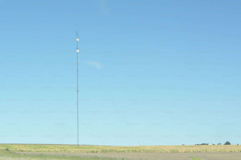 Ein Mobilfunkmast mitten auf einem Feld