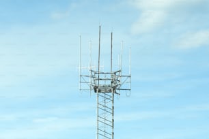 Una torre del telefono cellulare con un cielo blu sullo sfondo