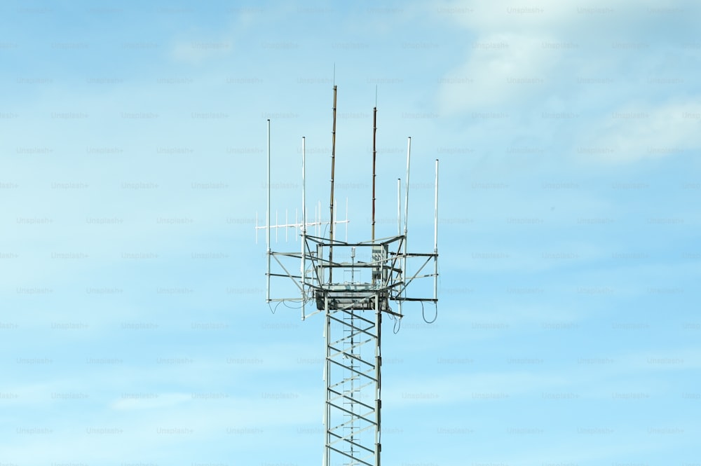 une tour de téléphonie cellulaire avec un ciel bleu en arrière-plan