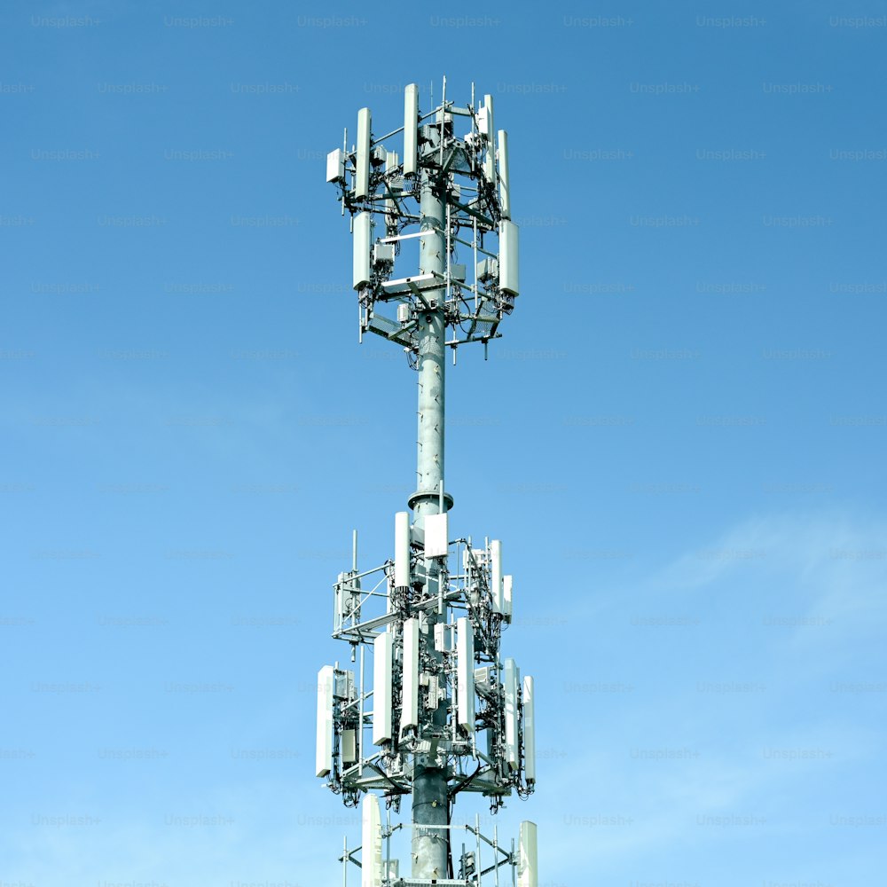 uma torre muito alta com muitos telefones celulares sobre ele