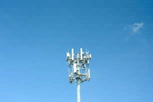 Ein Mobilfunkmast vor blauem Himmel