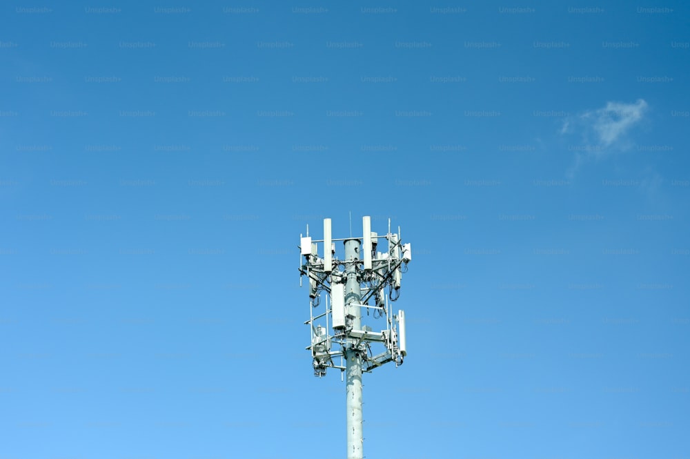 Una torre de telefonía celular contra un cielo azul