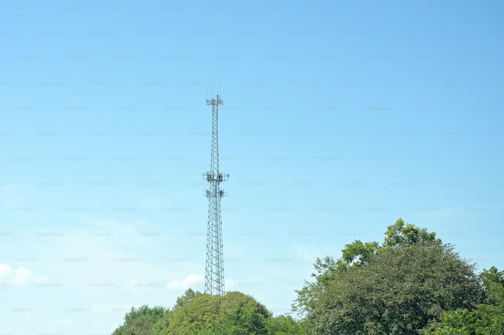 uma torre de telefonia celular no meio de um campo