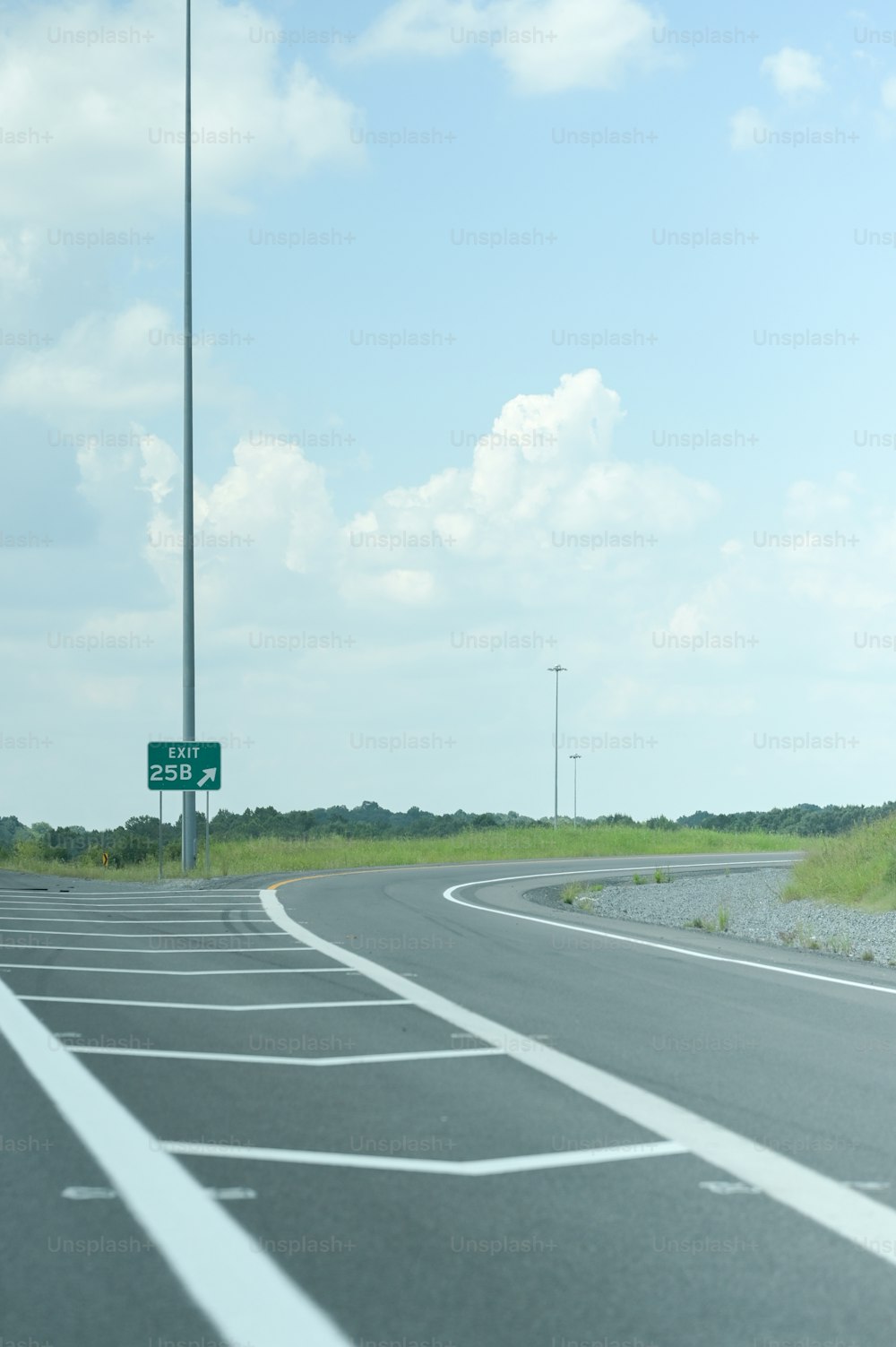 un panneau de signalisation sur le bord d’une route