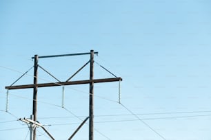 Ein Strommast mit einem Himmel im Hintergrund