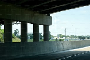 una vista di un'autostrada da sotto un ponte