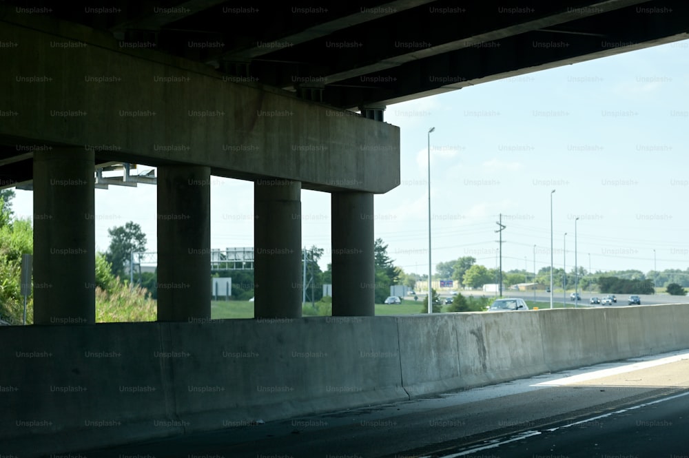 uma vista de uma rodovia debaixo de uma ponte