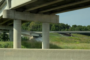 Una vista de una carretera desde debajo de un puente