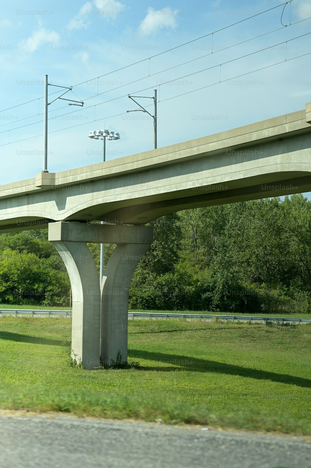 um viaduto de rodovia com linhas de energia acima dele