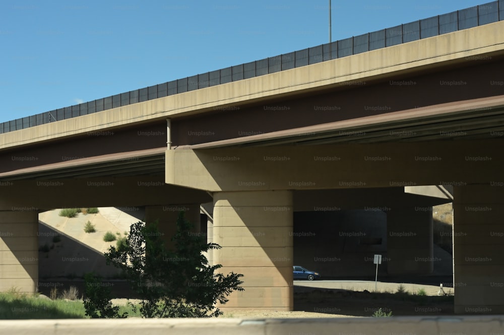 Una vista de un paso elevado de la autopista con un automóvil que pasa por debajo de él