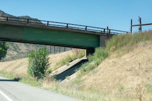 eine Autobahn mit einer Brücke darüber auf einem Hügel