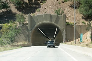 Un'auto che attraversa un tunnel su un'autostrada