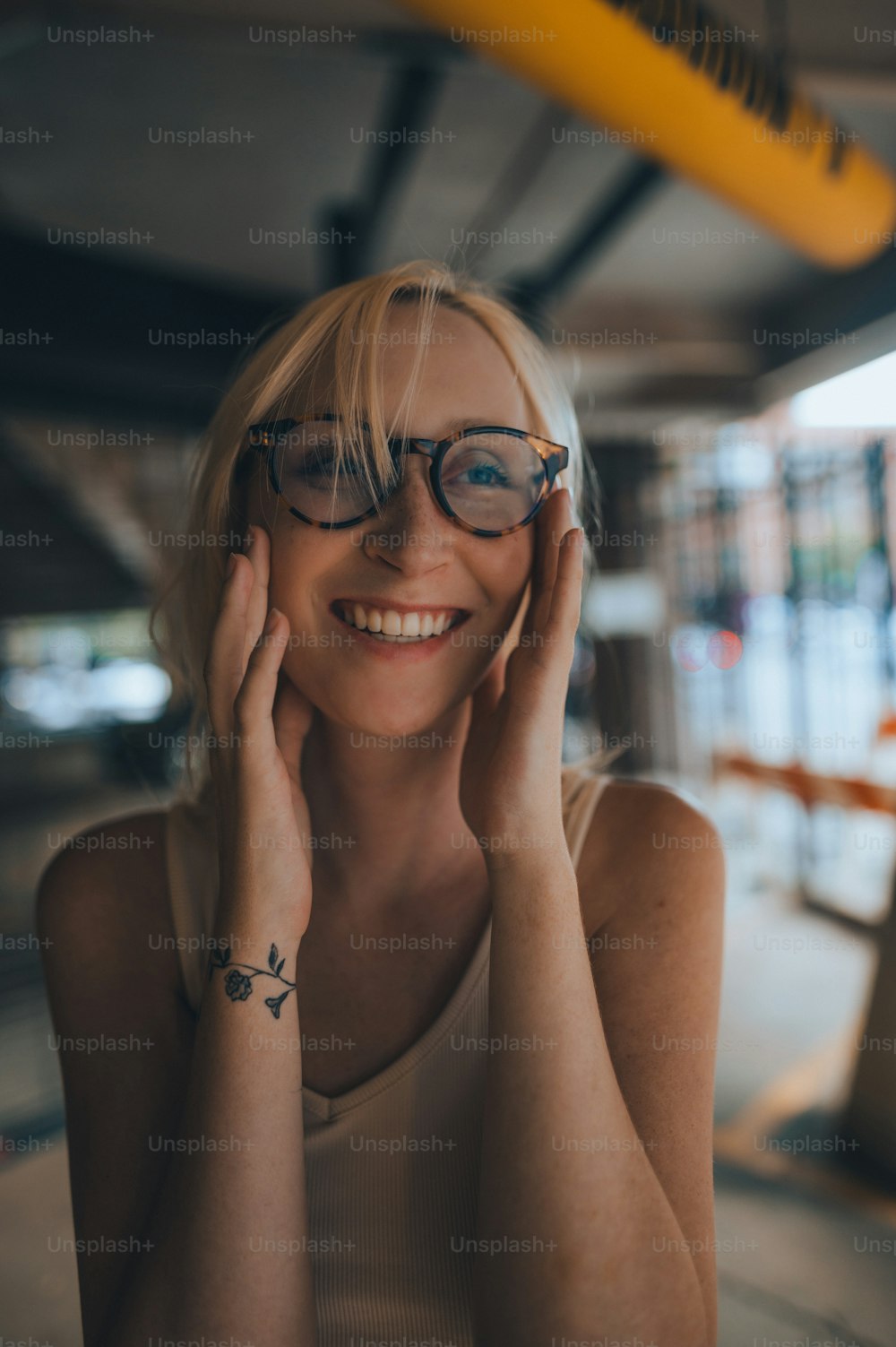 Una donna con gli occhiali che sorride per la macchina fotografica