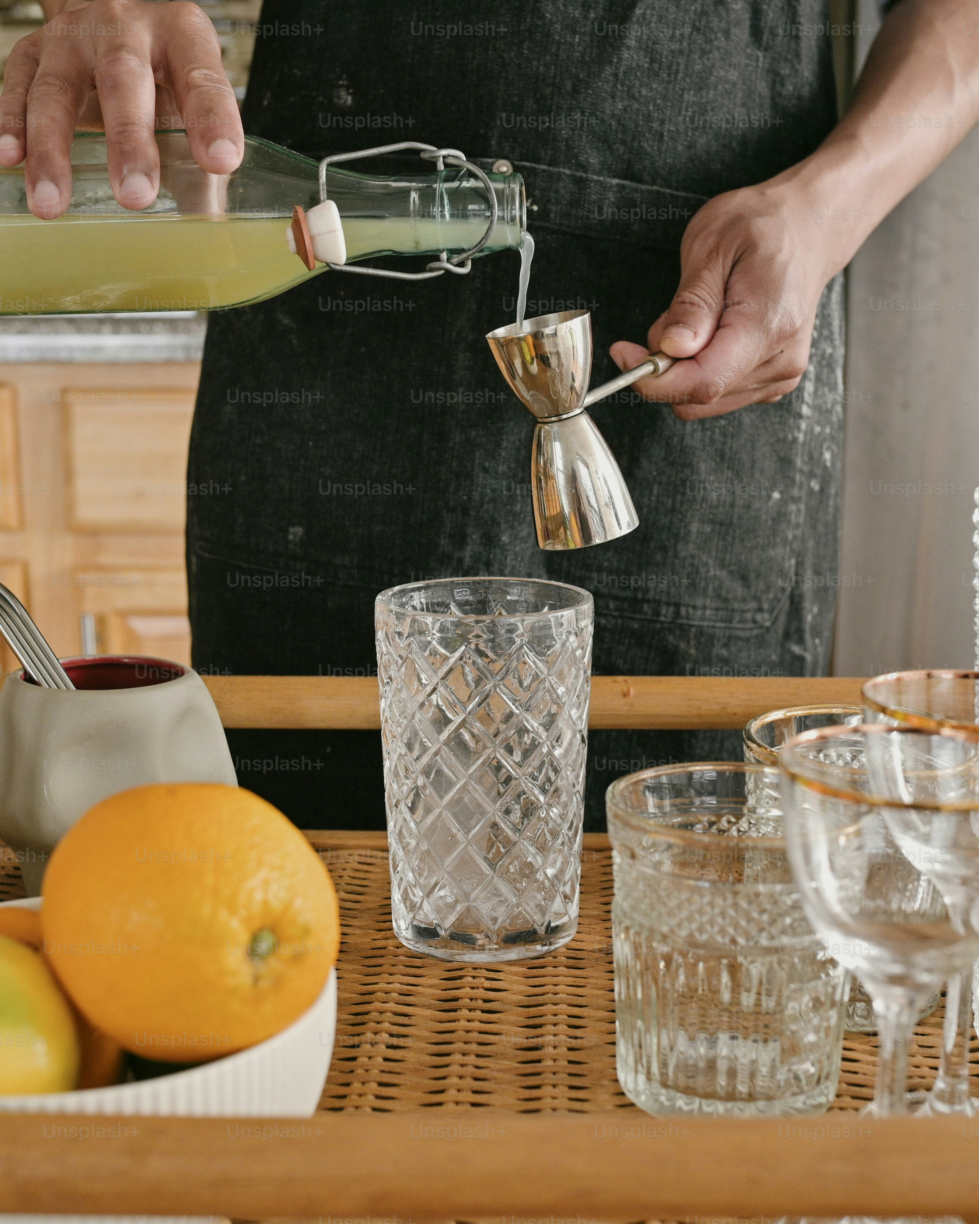 eine Person, die ein Getränk in ein Glas gießt