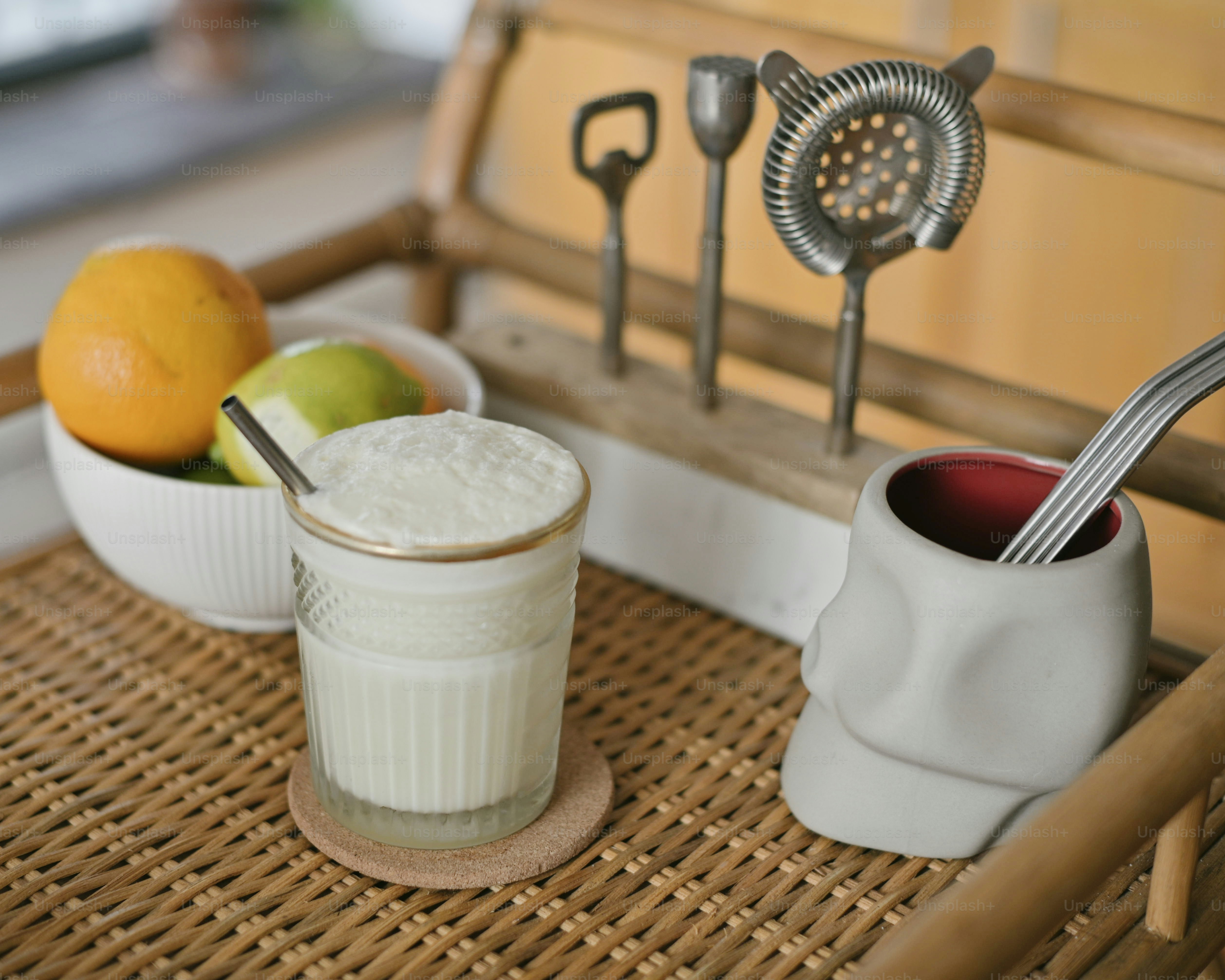 ein Glas Milch, das auf einem Holztablett sitzt