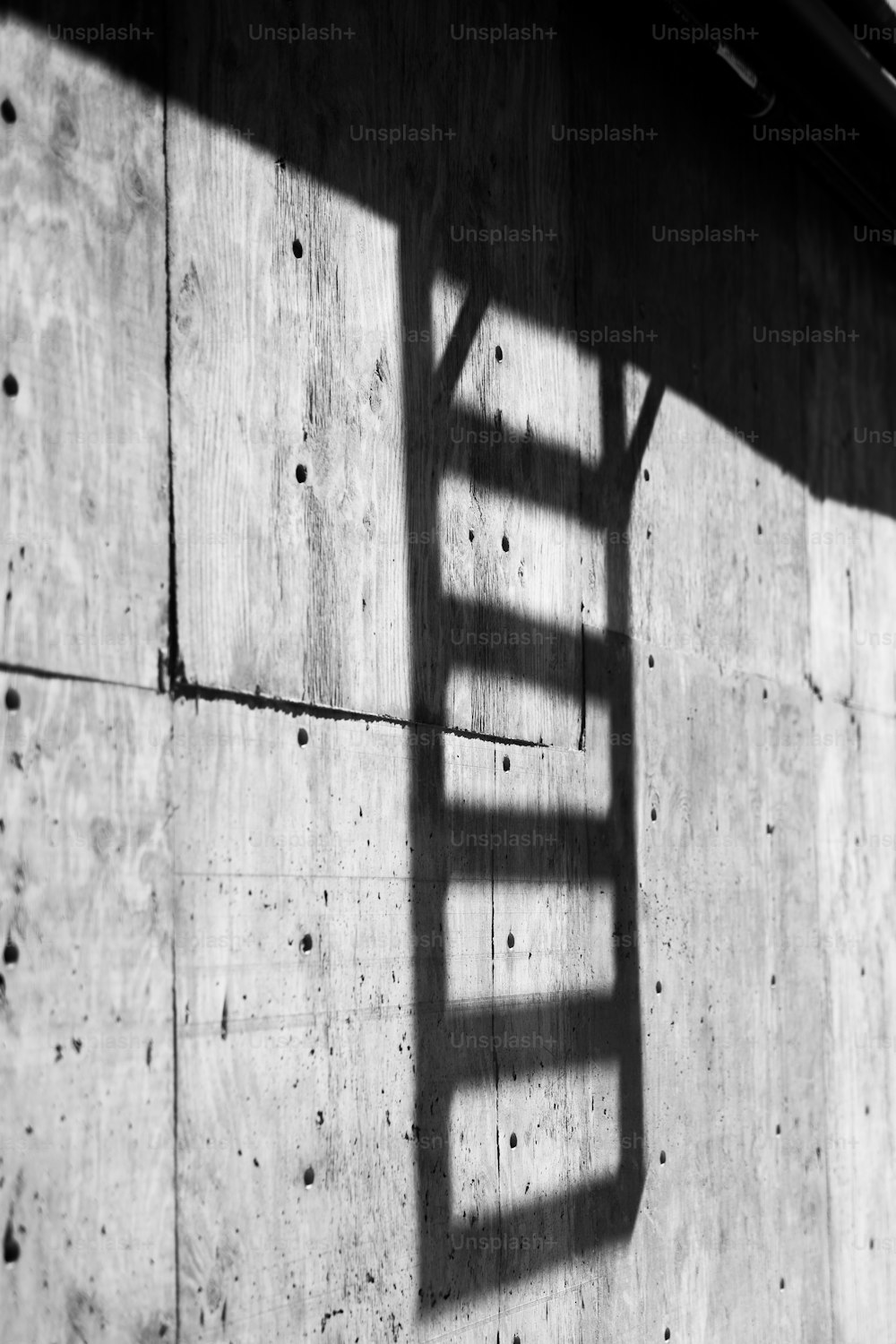 ein Schatten einer Leiter an einer Wand