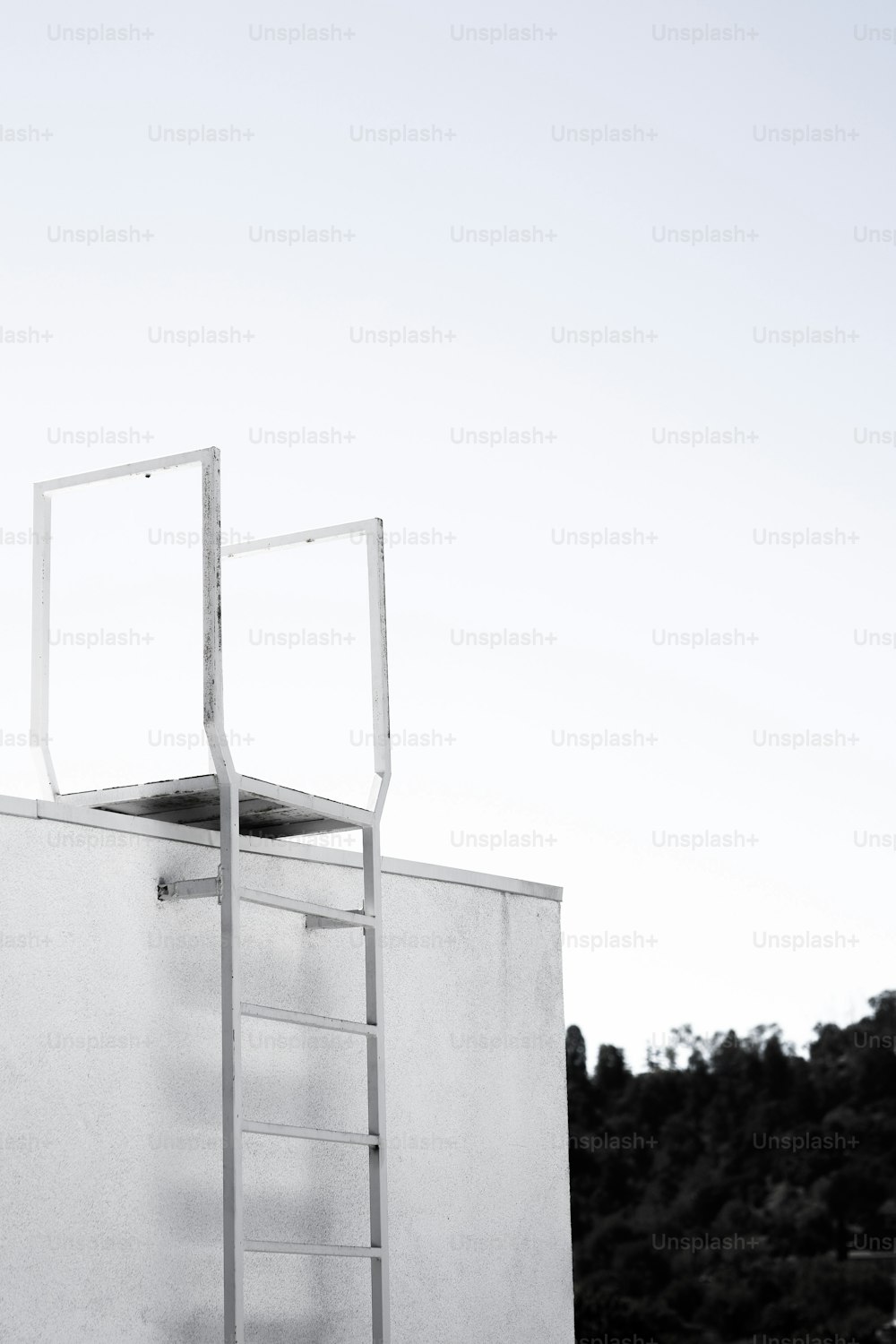 una escalera apoyada contra un edificio con un fondo de cielo